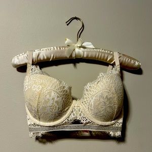 La Senza: Diva Demi. Cream lace bra with sparkle front band